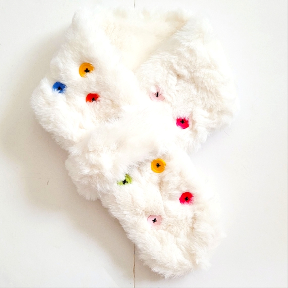 NIB White faux fur short Scarf with multicolred Buttons